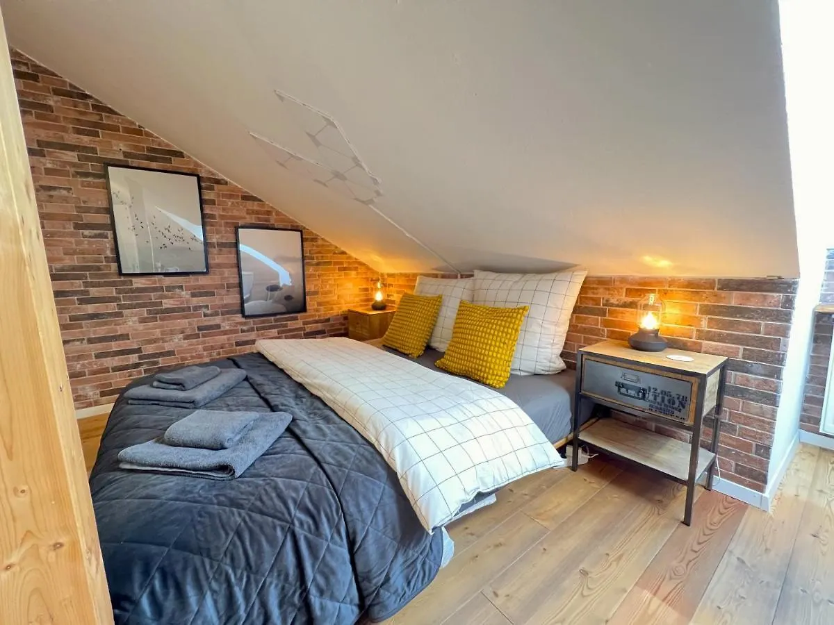 Cozy Apartment Near City Center Dresden By R&L 0*,